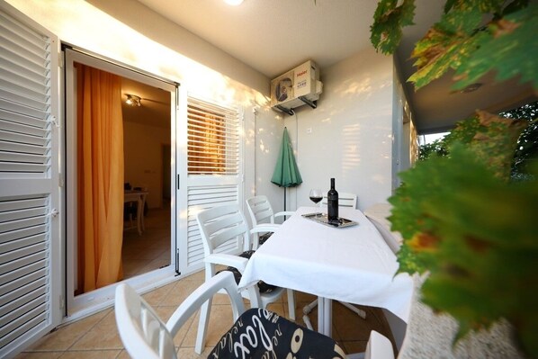 Outdoor dining