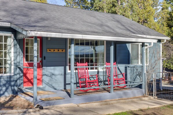 Hathaway Pines Vacation Rental | 4BR | 2.5BA | 1,600 Sq Ft | 2 Steps Required