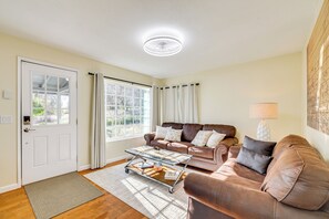Living Room | Smart TV | Free WiFi | Electric Fireplace