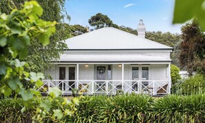 Escape to the heart of the Adelaide Hills at Sprigg Cottage, a charming 1910 garden retreat nestled in the picturesque Piccadilly Valley