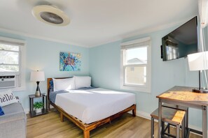 Studio | Queen Bed