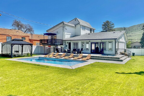 Chelan Vacation Rental | 6BR | 5BA | 4 Steps to Enter | 3,342 Sq Ft