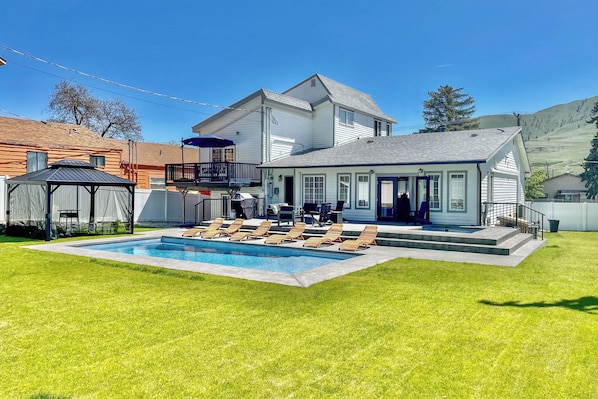 Chelan Vacation Rental | 6BR | 5BA | 4 Steps to Enter | 3,342 Sq Ft