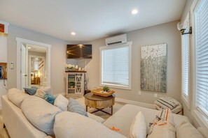 Living Room 1 | Central A/C & Heating | Smart TV