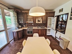 Meubles, Design Intérieur, Cuisine, Sol, Comptoir, Bois, Plafond, Sol, Luminaire, Cabinetry