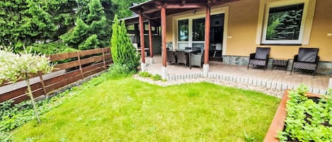 Jardin, Domicile, Pelouse, ArriÚre-Cour, Cour, Aménagement Paysager, Chalet, Biens, Ombre, Cour