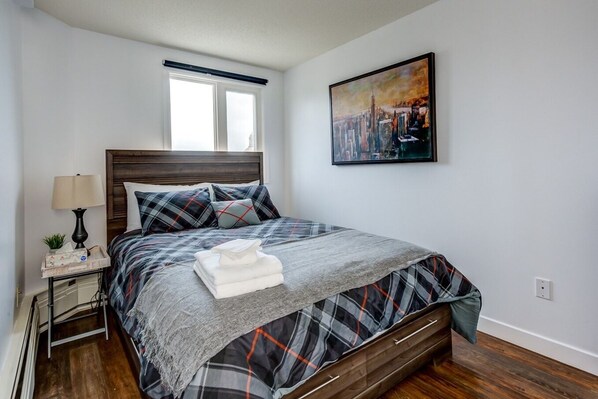 Bedroom: 1 queen bed