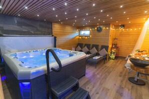 Indoor spa tub