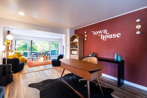 041-townhouse-lodge-fall-2023-web-lobby