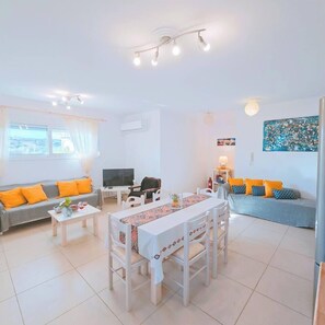 Lakithra cozy flat for 2 open plan dining room