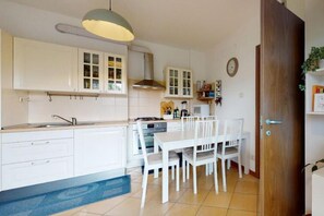 Cucina aperta fornita con tutto il necessario per cucinare