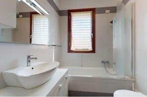 Bagno con vasca da bagno/doccia