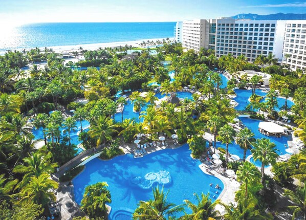Grand Luxxe Pools
