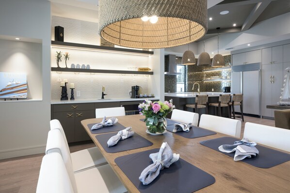 Open concept area with wet bar