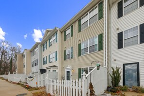 Nature, Outdoors, Yard, Neighborhood, City