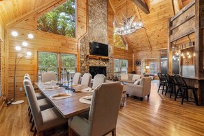 Celebrate Independence Day Weekend and make family memories in our beautiful dining room! 🐣🌸🍽️