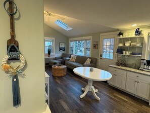 Eat-in Kitchen (4 dining chairs included)