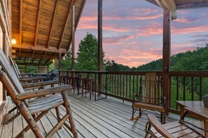 Expansive porch, alfresco dining for 8