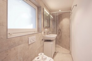 Salle de bain avec douche