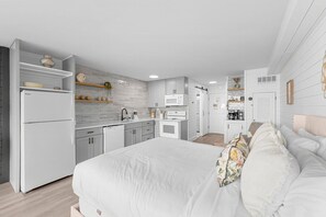 Bed, kitchen, sitting area
