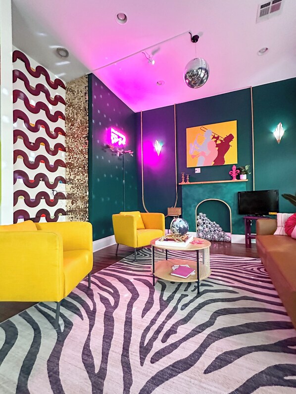 Spacious living room tons of selfie / photo ops, custom lighting, disco ball