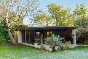 The separate garden annexe is a cosy and stylish retreat!