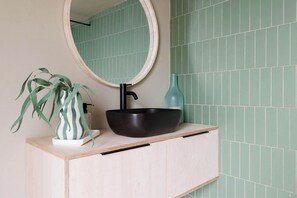 Modern and aesthetically pleasing features can be found in all bathrooms