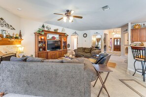 Living Room | Smart TV | Fireplace | Free WiFi | Central A/C & Heating
