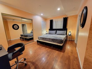 Master bedroom: King Bed