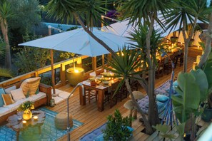 Outdoor garden dining area 