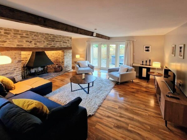 Livingroom + Fire Place 