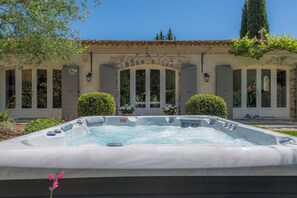Bain à remous extérieur