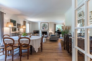 Salle à manger & salon.