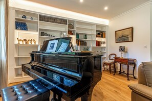 Coin piano & bibliothèque. 