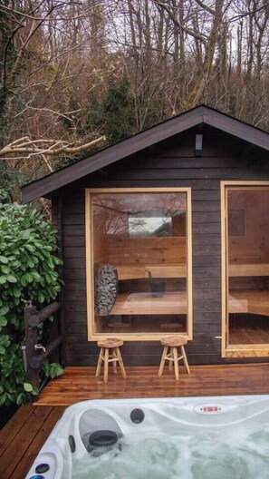Outdoor spa tub
