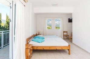 Studio bedroom – Double bed with bright natural light

