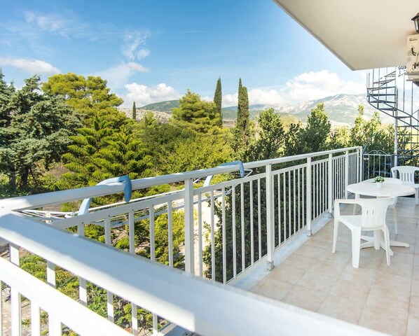 Mountain view – Private balcony with table for two

