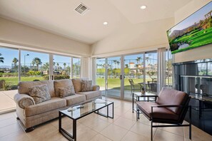 Studio with murphy bed, and Smart TV