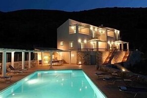 large terrace with outside kitchen, dining area, BBQ,