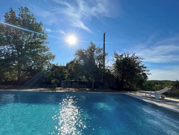 Grande piscine ensoleillée