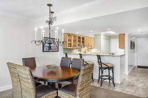 Mainsail 471 Dining