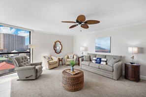 Mainsail 471 Living Room Alt