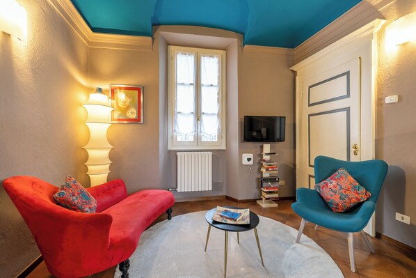 Lounge. Peace corner, books, TV and stereo. Books available in all languages.