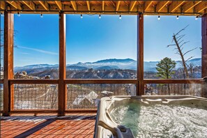 Amazing hot tub with mountain views for miles! 