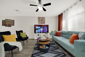 Relax & Stream! Comfy living room with a Smart TV & endless entertainment. 📺🛋️