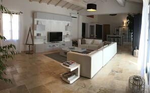 Holiday rental MAUSSANE-LES-ALPILLES villa for rent living room