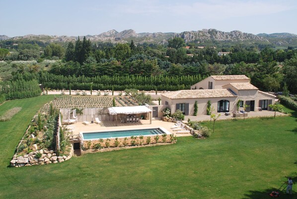 Holiday rental MAUSSANE-LES-ALPILLES villa for rent view
