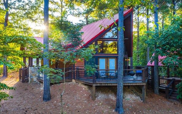 ✨ With its striking red roof, wraparound deck, and cozy log cabin charm, this retreat offers the perfect blend of seclusion and comfort.