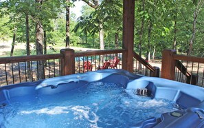 ✨ This bubbling hot tub is the perfect way to relax after a day of adventure. Overlooking a peaceful pond and surrounded by nature, it's your own little slice of serenity.