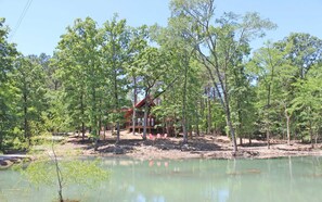 🌿🏡 Nestled among towering trees and overlooking a serene pond, Deer Drink Overlook is the perfect getaway for nature lovers.